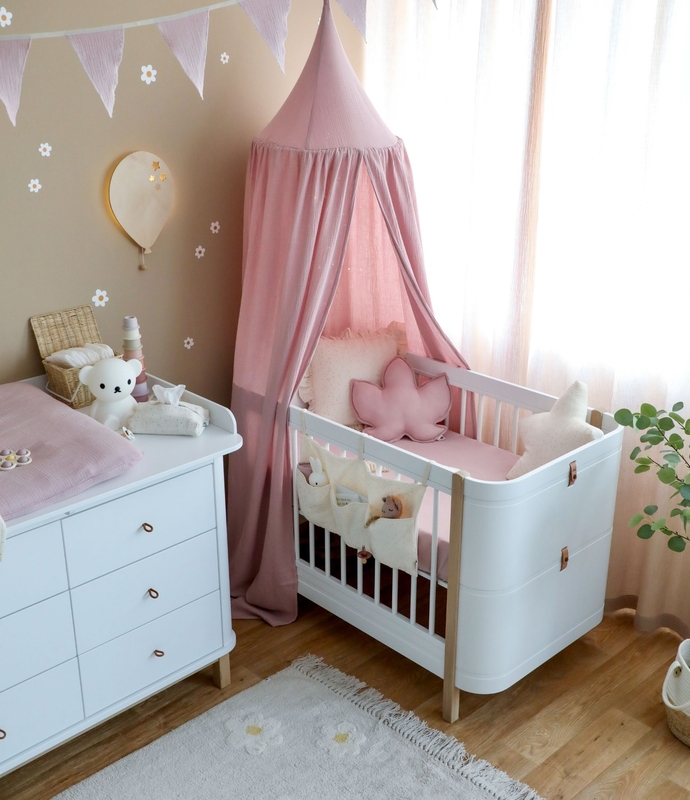Babyzimmer in Beige &amp; Lila mit Blumen Wandstickern