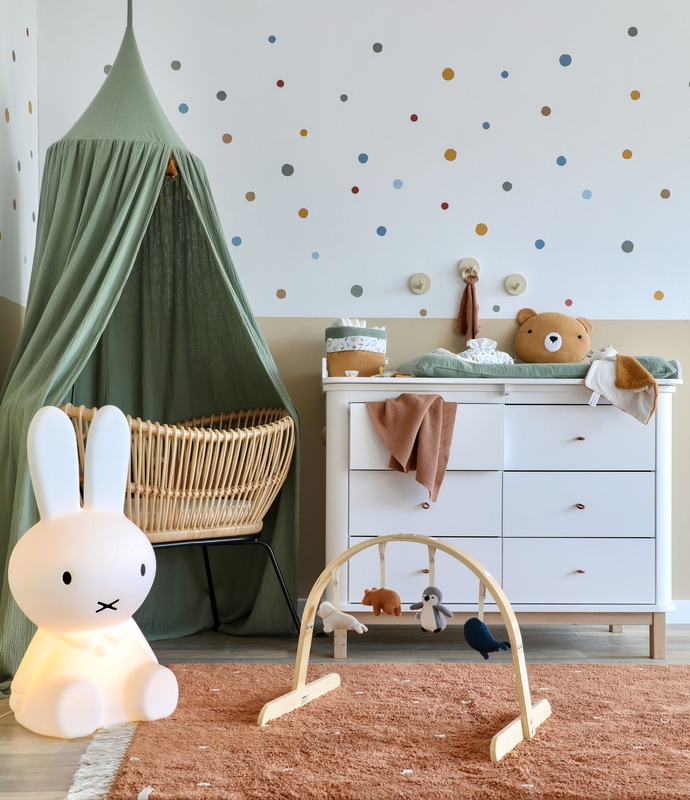 Babyzimmer mit Wickelkommode &amp; Deko in Khaki, Rost &amp; Camel