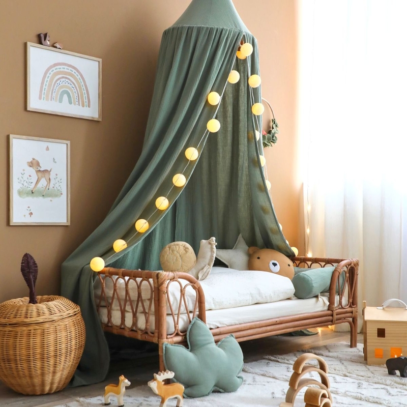 Kleinkindzimmer mit Waldtiere Deko in Khaki/Camel