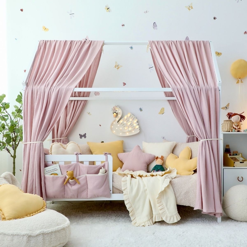 Kinderzimmer mit Hausbett-Deko in Flieder/Gelb