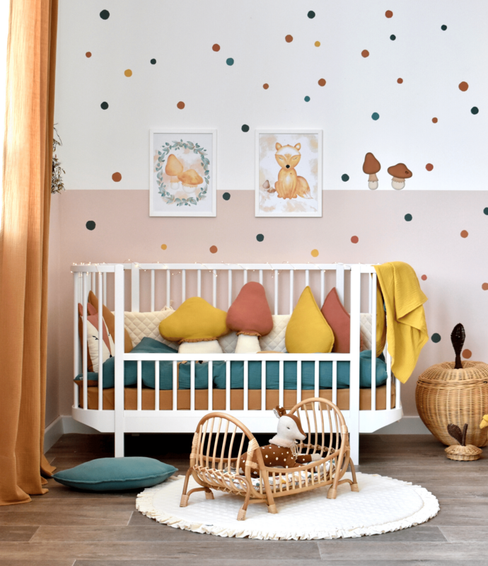 Kleinkindzimmer mit &#039;Wald&#039; Textilien &amp; Wandstickern