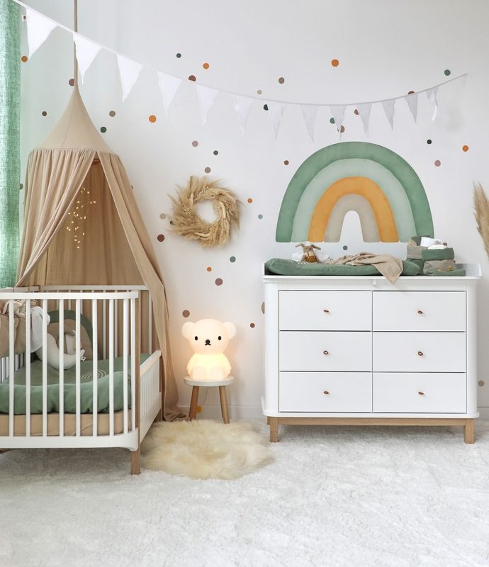 Kleinkindzimmer in Beige &amp; Khaki mit XL Regenbogen