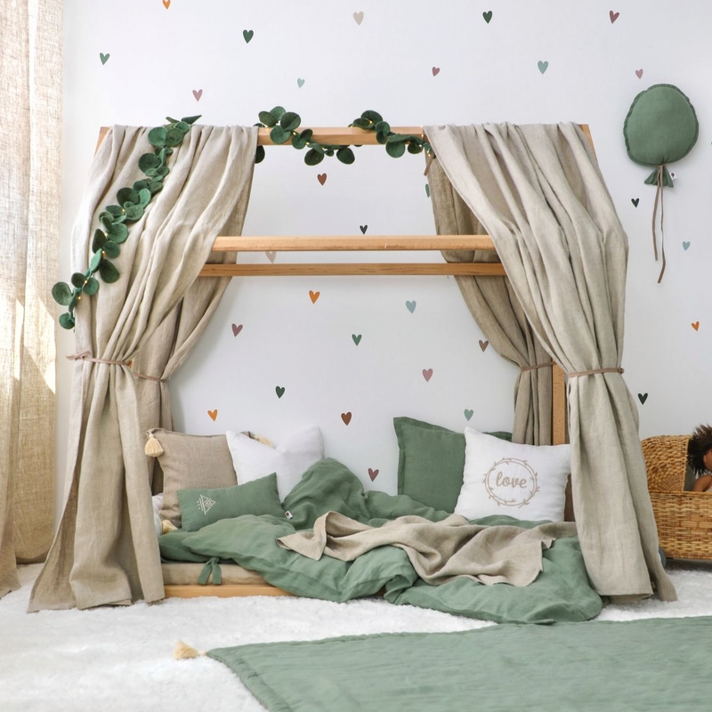 Kleinkindzimmer mit Montessori Hausbett &amp; Leinentextilien &#039;Boho&#039;