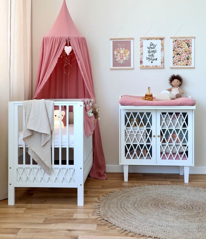 Babyzimmer in Altrosa &amp; Creme mit Babybett &amp; Wickelkommode