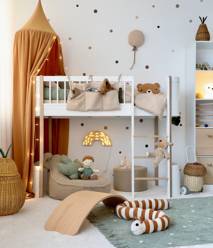 Kinderzimmer mit Hochbett, Spielzeugregal &amp; Rutsche