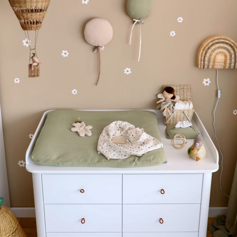 Babyzimmer in Beige &amp; Hellgrün mit Blumen Wandstickern