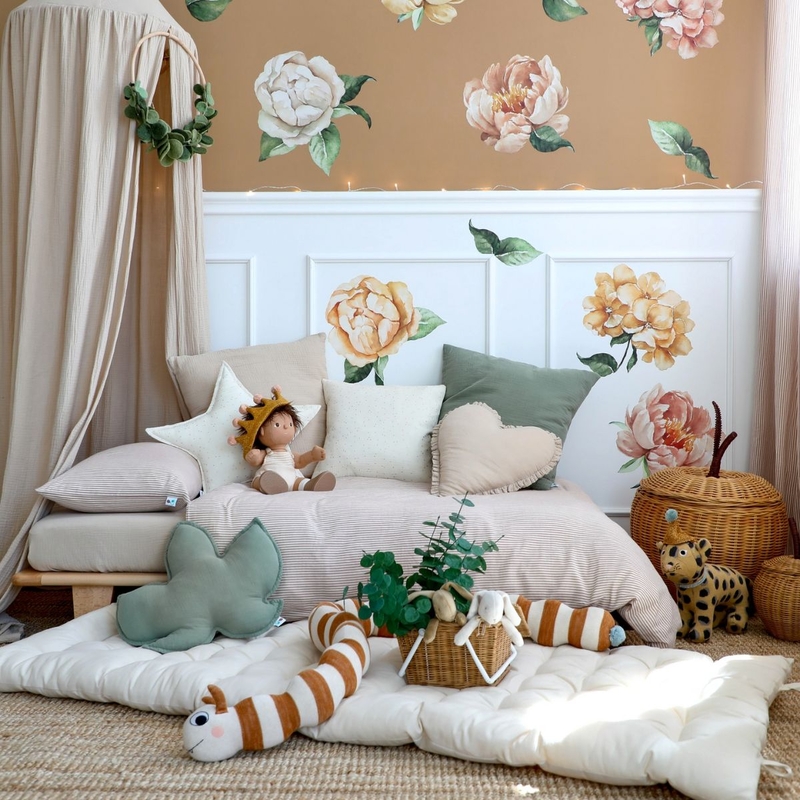 Kinderbett mit kuscheliger Bettausstattung in Beige &amp; Khaki