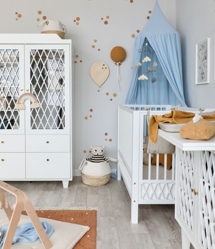 Babyzimmer mit mitwachsenden Möbeln &amp; Deko in Blau &amp; Camel