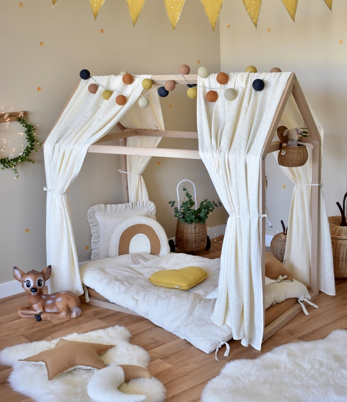Kinderzimmer mit Hausbett &amp; Waldtieren in Creme, Beige &amp; Gold