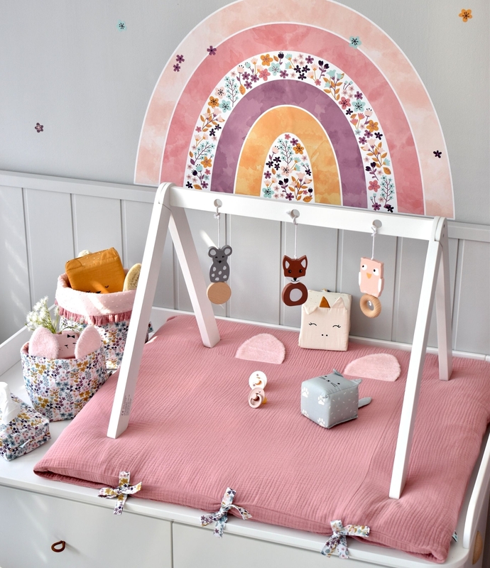 Babyzimmer mit Blumentextilien &amp; Regenbogen in Altrosa