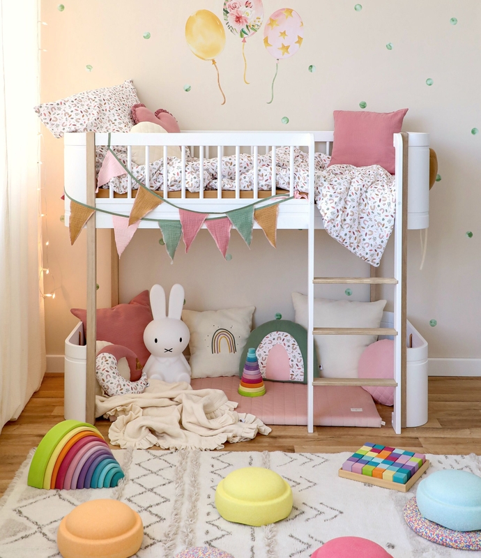 Mädchenzimmer mit Hochbett &amp; Spielecke in Regenbogenfarben