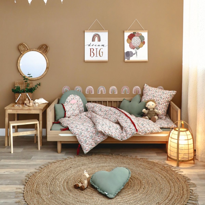 Kinderbett mit Blumentextilien &amp; Deko in Rostrot &amp; Khaki