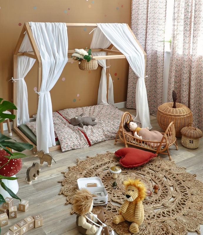 Spielzimmer mit Montessori Hausbett &amp; Blumentextilien in Rostrot