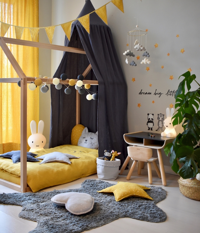 Kinderzimmer in Senfgelb &amp; Grau mit Musselintextilien