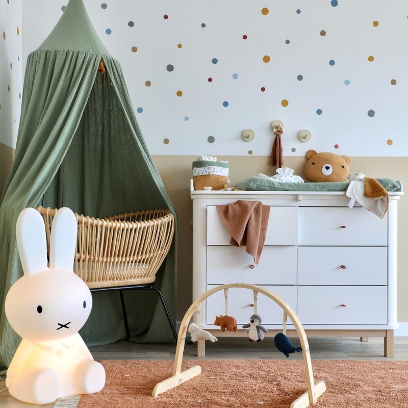 Babyzimmer mit Wickelkommode &amp; Deko in Khaki, Rost &amp; Camel