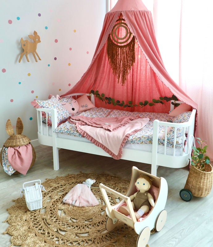 Kinderbett mit Blumendeko &amp; Punktestickern in Altrosa