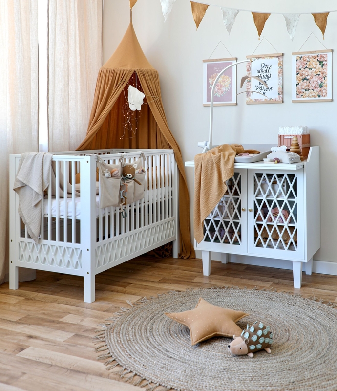 Babyzimmer in Camel &amp; Creme mit Babybett &amp; Wickelkommode