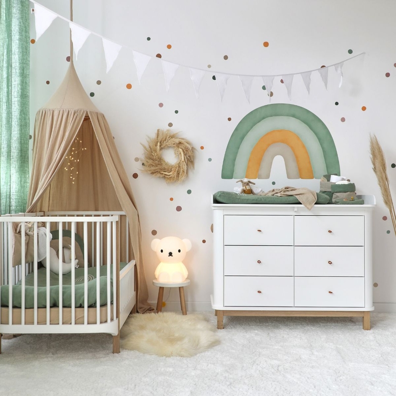 Kleinkindzimmer in Beige &amp; Khaki mit XL Regenbogen &amp; beiger Deko