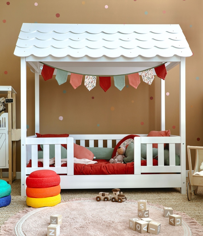 Kinderzimmer mit Hausbett &amp; Blumendeko in Rostrot