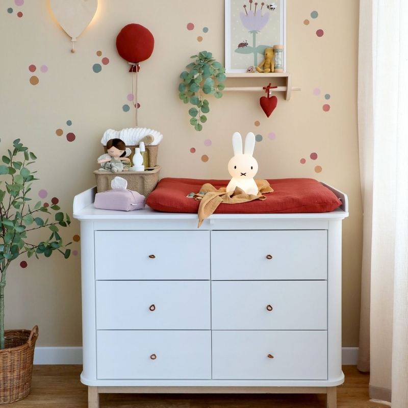 Baby Wickelplatz in Beige &amp; Rot mit Punktestickern