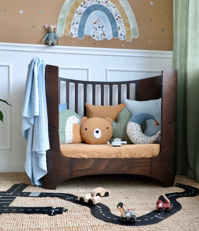 Kleinkindzimmer mit Leander Bett &amp; Regenbogen Wandsticker