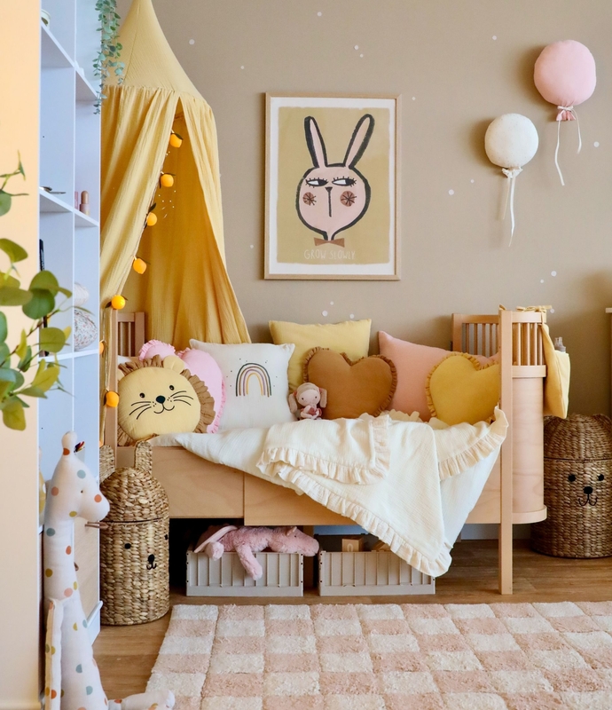 Kleinkindzimmer mit Sebra Bett &amp; Spielecke in Pastellfarben