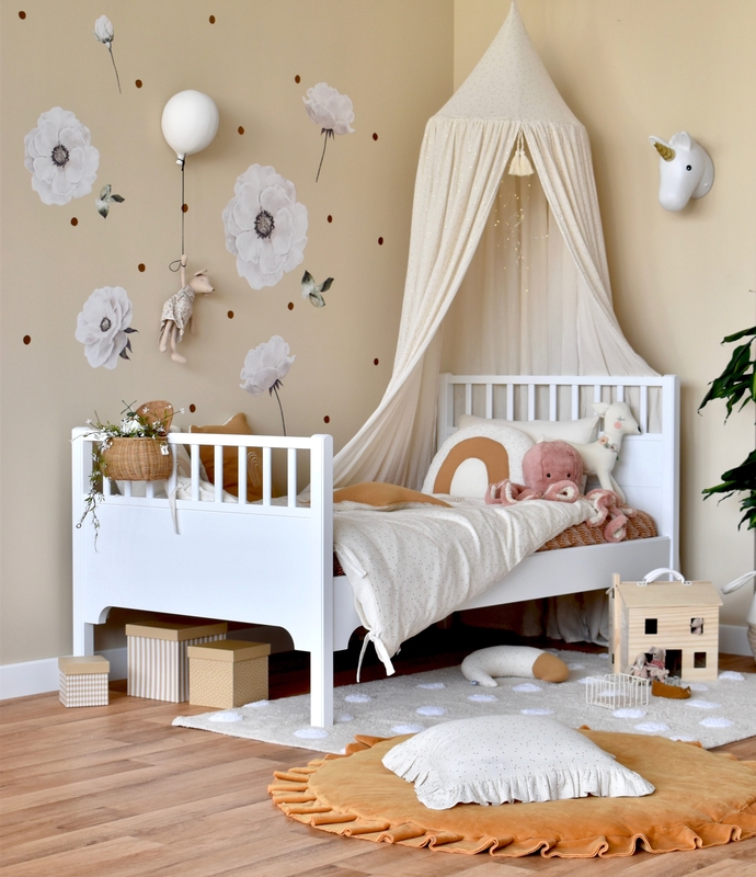 Kinderzimmer mit Textilien in Creme/Gold