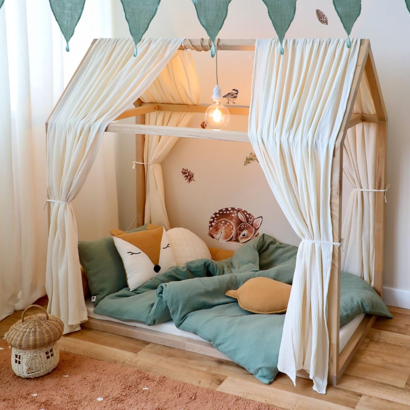 Montessori-Hausbett mit kuscheliger Ausstattung &amp; Waldtiere Deko