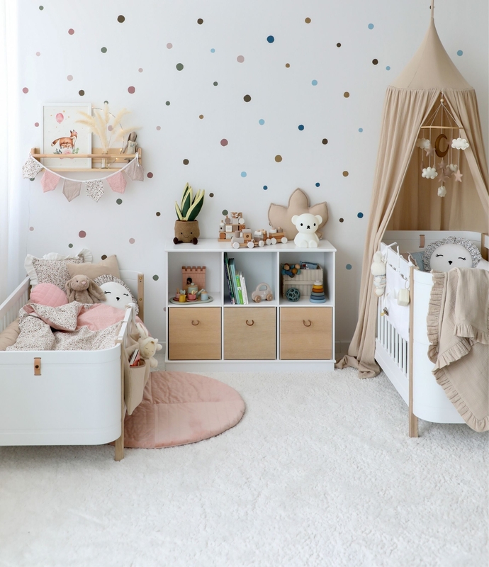 Geschwisterzimmer mit umbaubaren Kinderbetten &amp; Kuscheltextilien