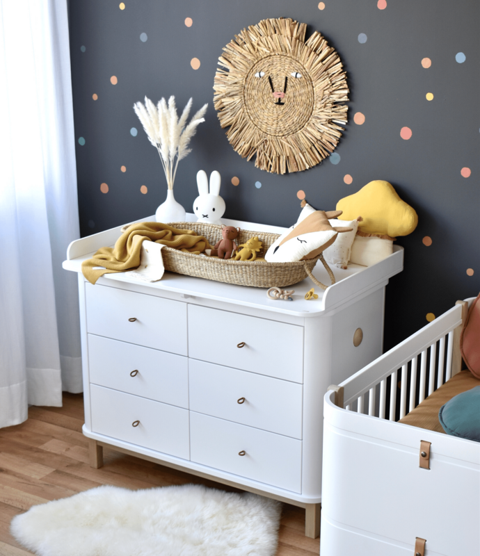 Babyzimmer mit Wickelkommode, Babybett &amp; bunter Deko