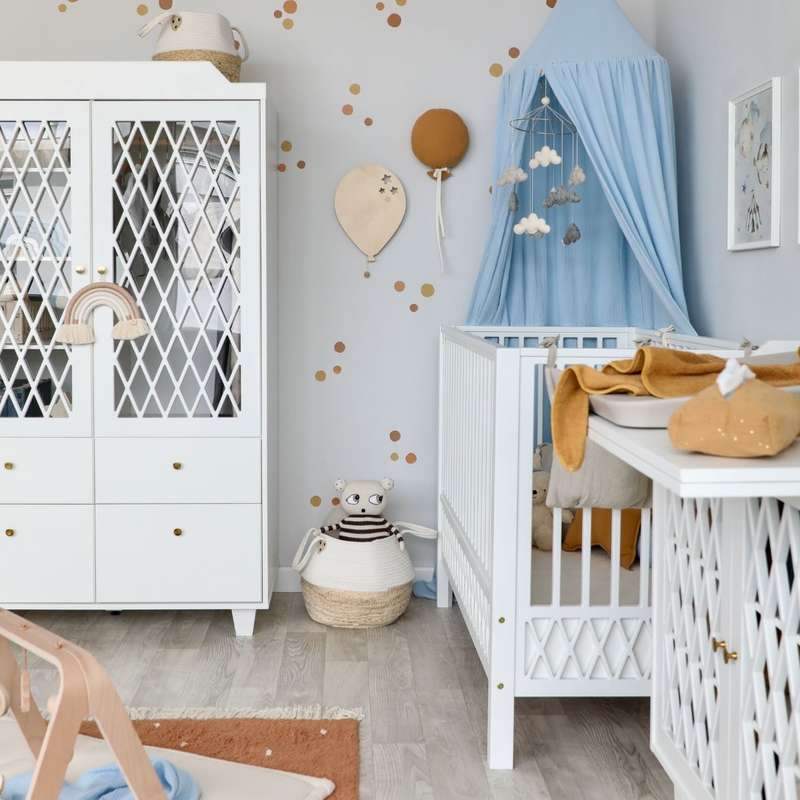 Babyzimmer in Hellblau, Hellgrau &amp; Camel