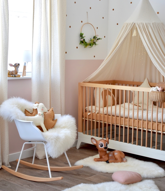 Babyzimmer mit Textilien in Creme/Gold