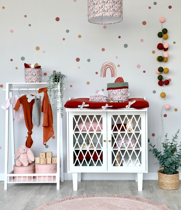 Babyzimmer mit Blumentextilien in Rostrot &amp; Altrosa