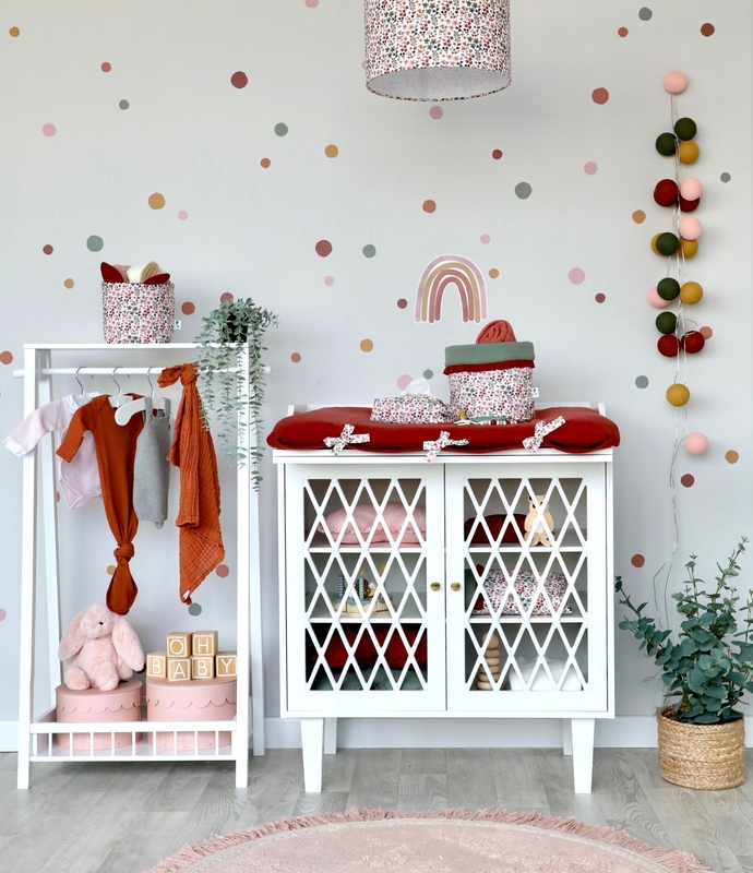 Babyzimmer für Mädchen in Rostrot &amp; Altrosa