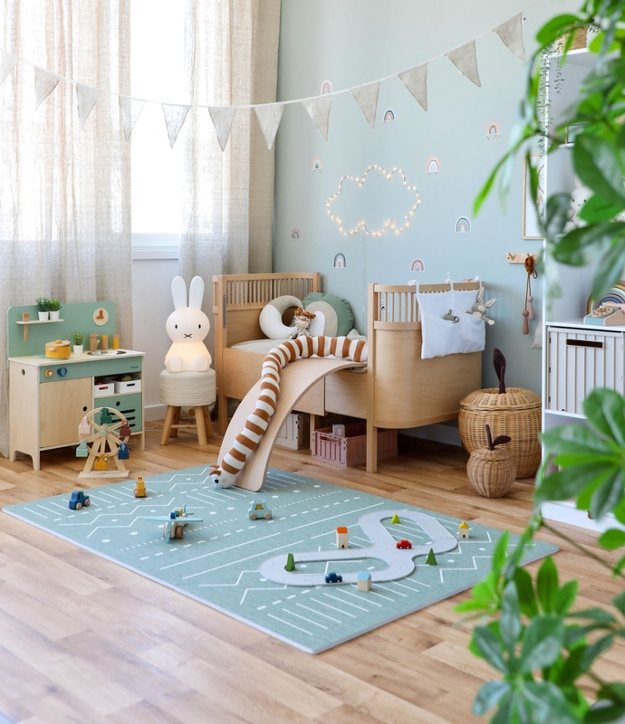 Kleinkindzimmer in Jadegrün mit Leinentextilien &amp; Holzspielzeug