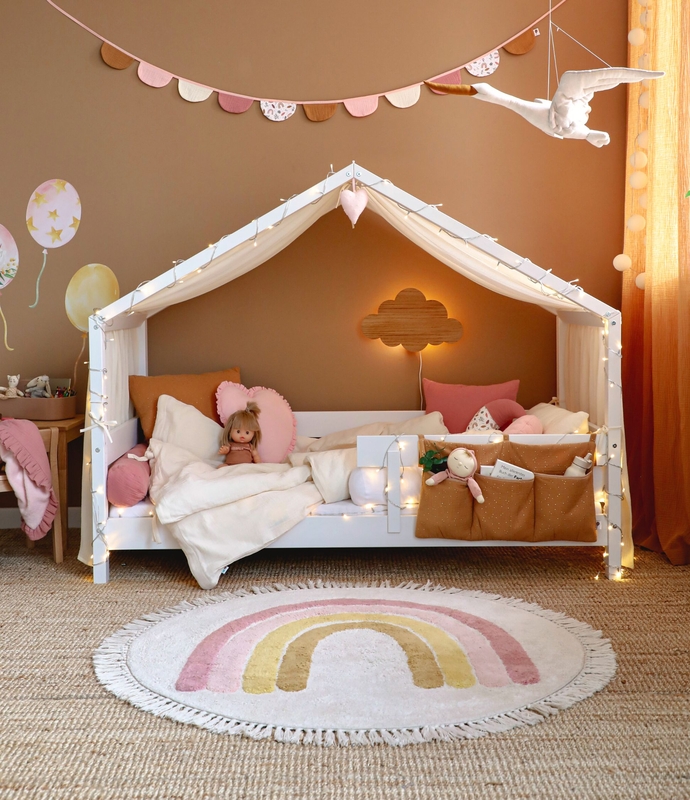 Mädchenzimmer in Braun/Altrosa mit Hausbett &amp; Regenbogen-Deko