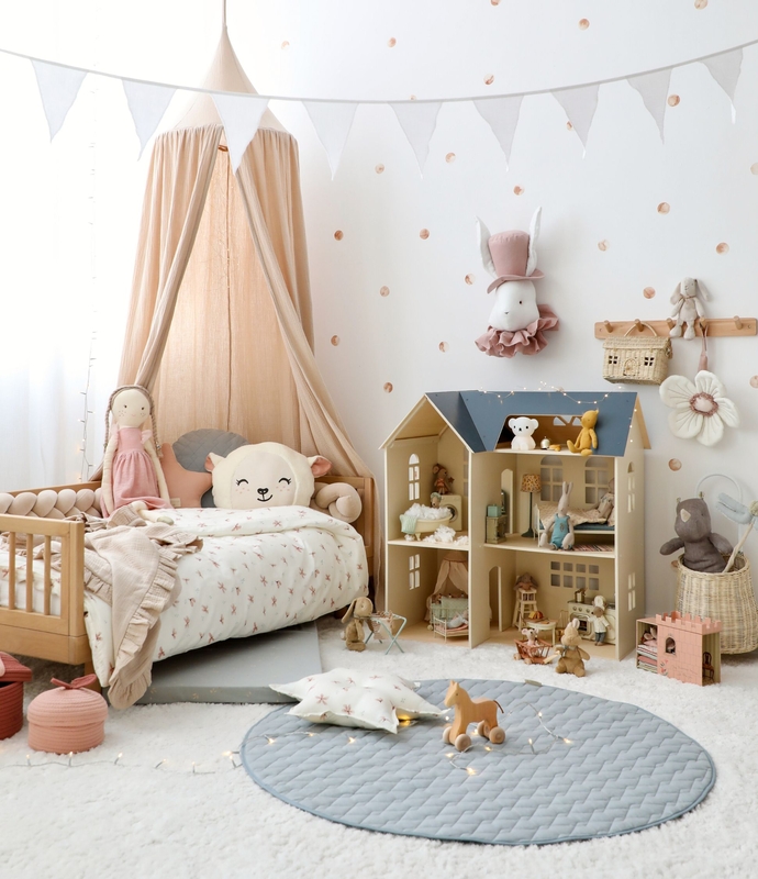 Kinderzimmer mit Sofabett &amp; Puppenspielzeug in Pastellfarben