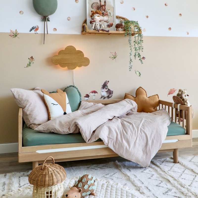 Kleinkindzimmer in Naturfarben mit Waldtieren