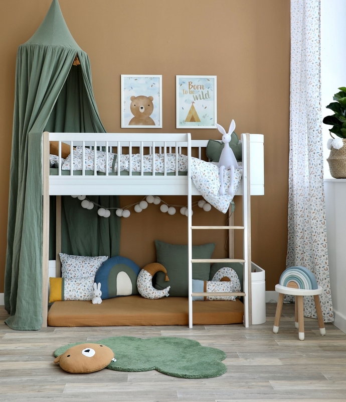 Kinderzimmer in Khaki mit Regenbogen Deko