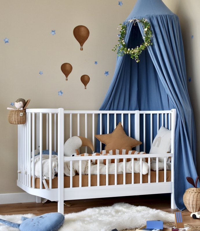 Kleinkindzimmer mit Textilien in Rauchblau, Creme &amp; Camel