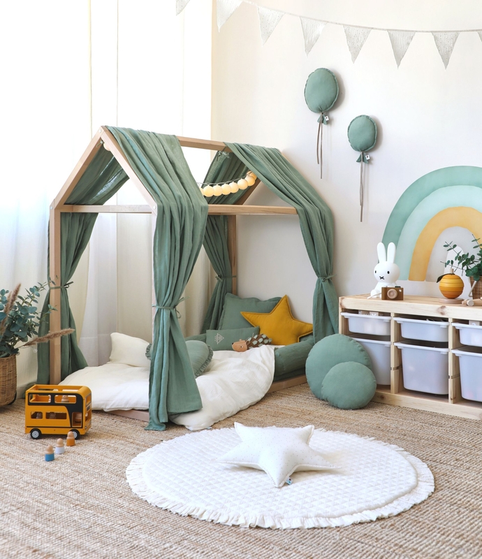 Kleinkindzimmer mit Hausbett &amp; Creme/Khaki Deko