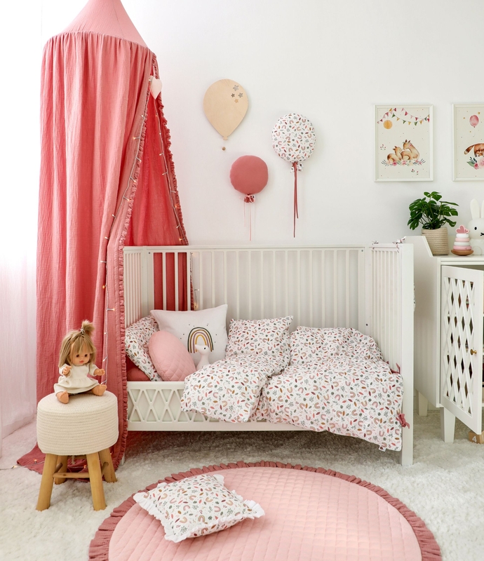 Kleinkindzimmer in Altrosa &amp; Weiß mit Regenbögen