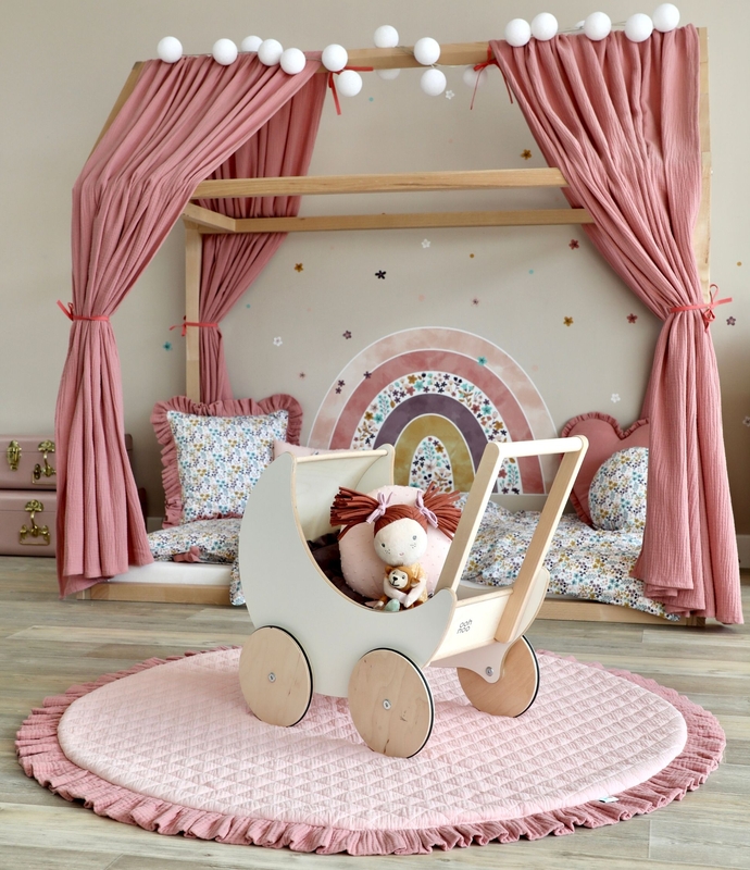 Kinderzimmer mit Hausbett in Altrosa