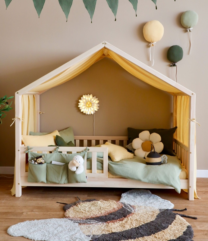 Kinderzimmer mit Natur-Hausbett &amp; Bienen Deko in Gelb/Grün