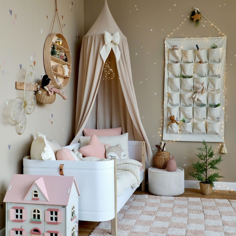 Kinderzimmer für Mädchen in Beige &amp; Puderrosa