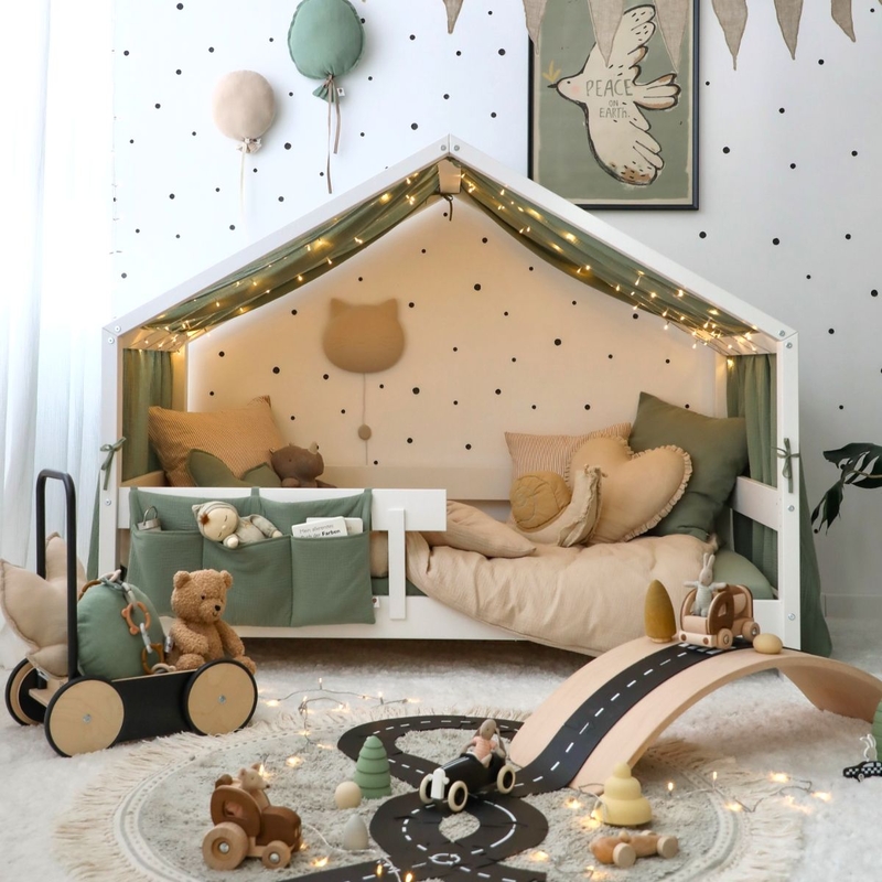 Kinderzimmer mit Hausbett &amp; Kuscheltextilien in Beige &amp; Khaki