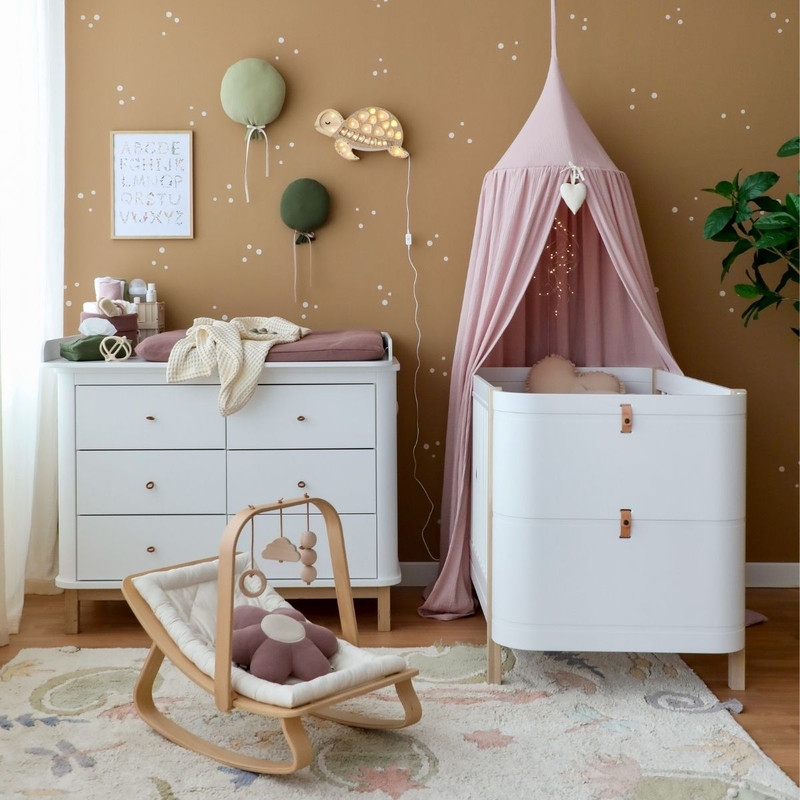 Babyzimmer mit Kuscheltextilien in Flieder, Grün &amp; Beige