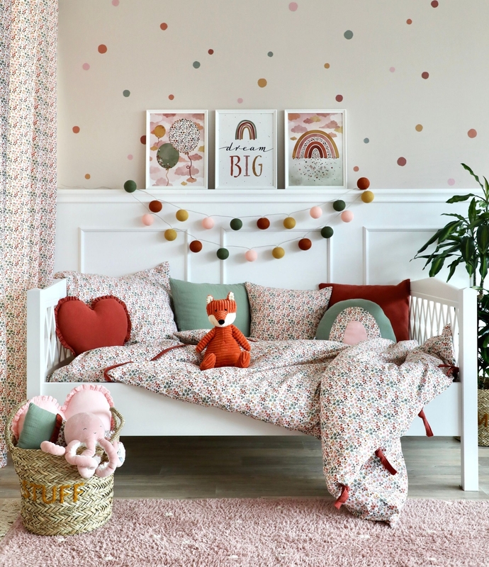 Kinderzimmer mit Blumendeko in Rostrot &amp; Khaki