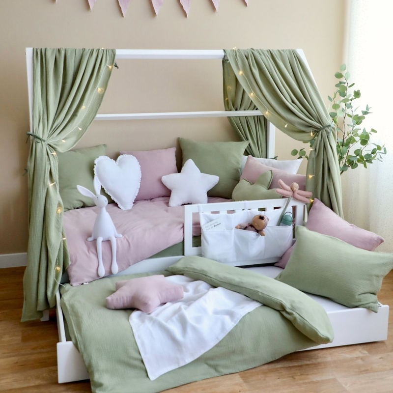 Hausbett mit Schublade &amp; Musselintextilien in Hellgrün &amp; Flieder