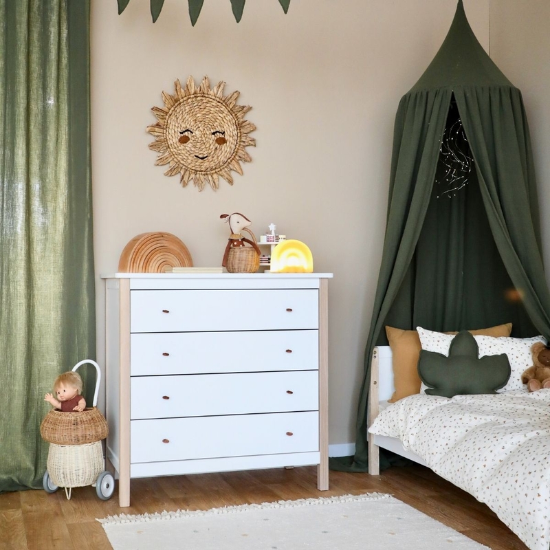 Kinderzimmer mit weißen Möbeln &amp; Naturdeko in Beige- &amp; Grüntönen